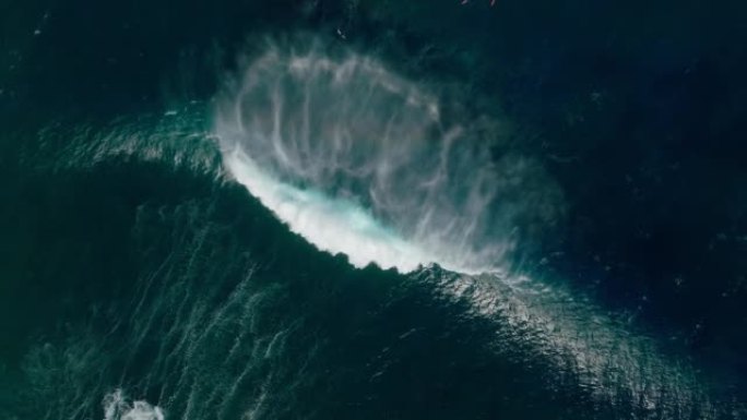 巨浪坠毁惊涛骇浪大海水海浪花翻滚