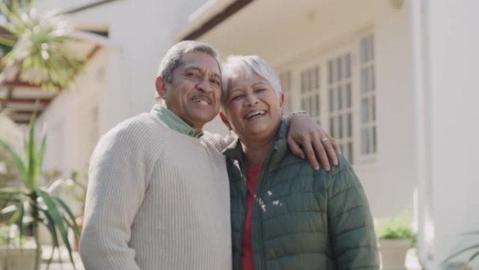 享受退休生活，微笑或幸福的老年夫妇拥抱，持有或拥抱房地产投资者。老年养老金领取者，有良好房屋保险的爱