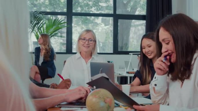 快乐成功的中年女性领导，眼镜公司老板领导办公室商务会议慢动作。