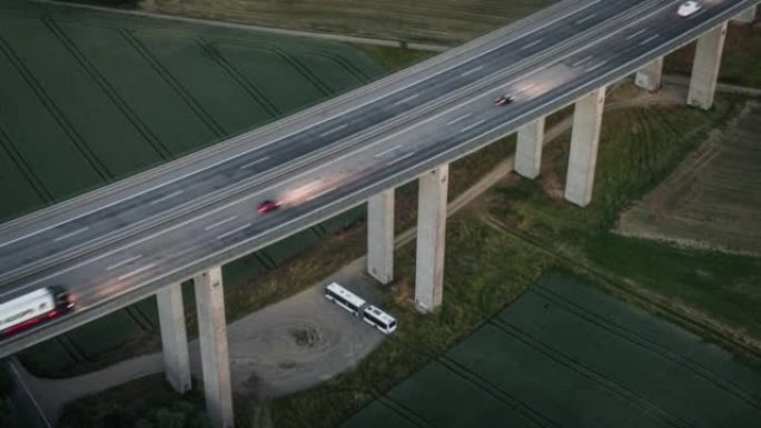 黄昏时公路桥上的交通 -- 鸟瞰图