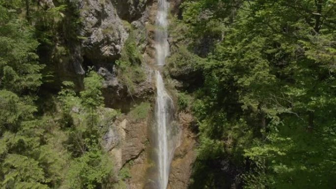 空中: 在风景秀丽的洛加尔山谷，飞上令人叹为观止的瀑布。