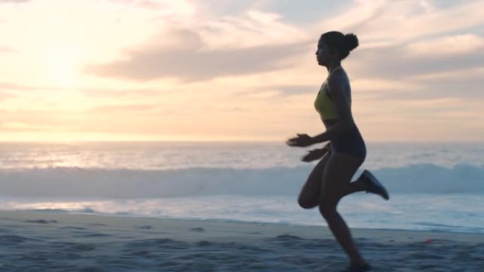 夏季日落时，运动，活跃和运动的女性在海滩上跑步，训练和锻炼。一位年轻，健康且快速的黑人女性短跑，慢跑