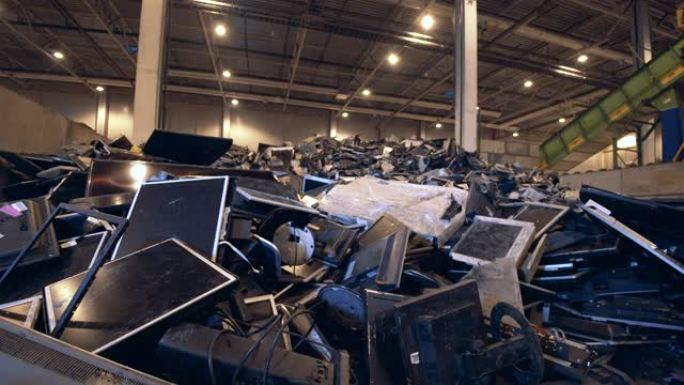 回收中心的许多监视器堆成一堆。