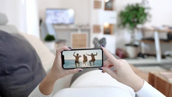 POV女人从去年暑假开始在智能手机上观看视频
