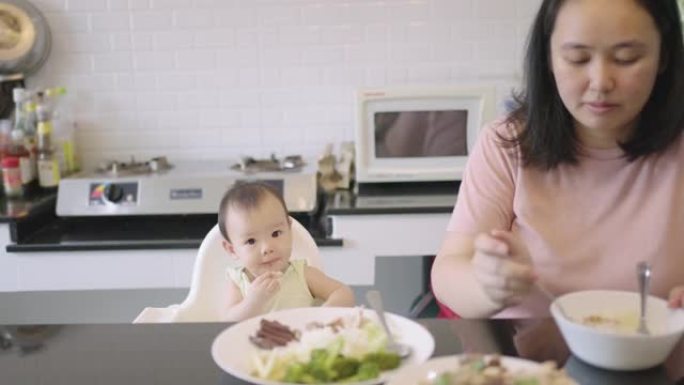 亚洲泰国妈妈和她的孩子一起吃饭