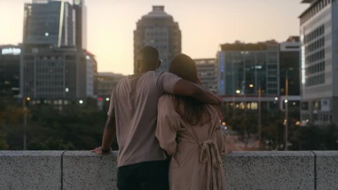 一对年轻夫妇在城市屋顶上的4k录像