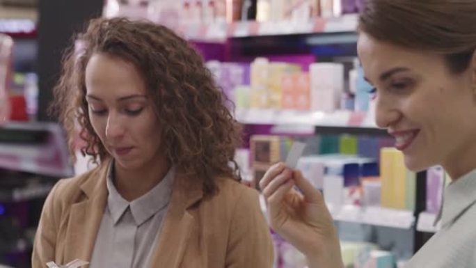 妇女在美容店测试香水