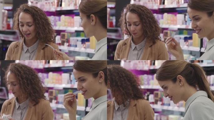 妇女在美容店测试香水