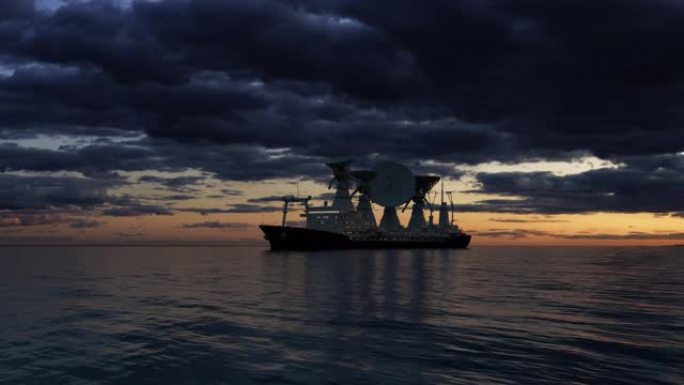 海上一艘船上的卫星天线。科学飞船映衬着彩色多云的天空