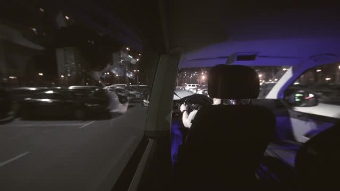高速公路和城市交通中车内的夜间过度