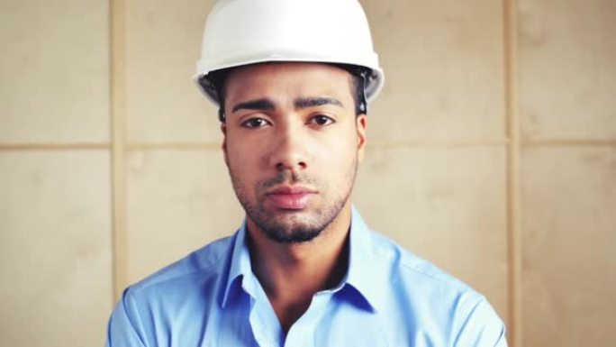 一名年轻建筑工人在工作时戴着安全帽的4k录像