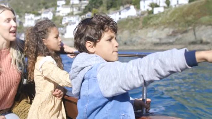 家庭乘船旅行户外游玩外国