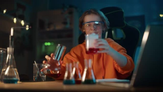 戴着安全护目镜的聪明小男孩在家里的烧杯中混合了五颜六色的化学物质。青少年进行教育科学爱好实验，在他的