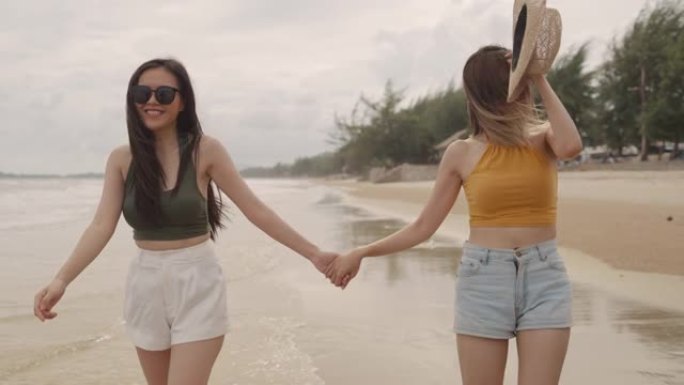 两个亚洲女人在海滩上享受