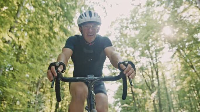 SLO MO专业自行车手在阳光明媚的日子骑自行车穿越森林