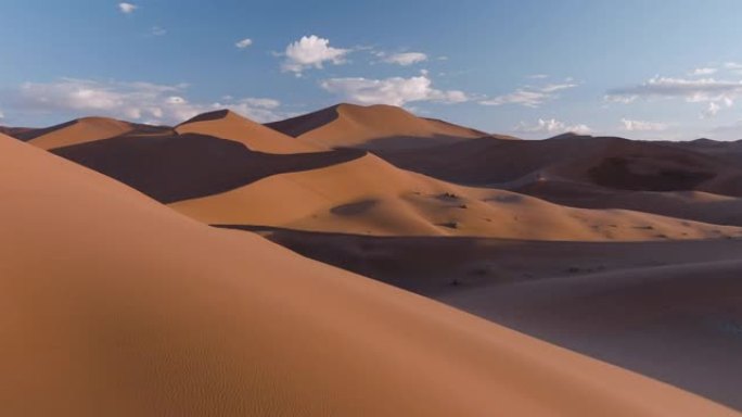 干旱。气候变化。气候紧急情况。全球变暖。壮观的史诗般的空中特写飞越纳米布沙漠无尽沙丘