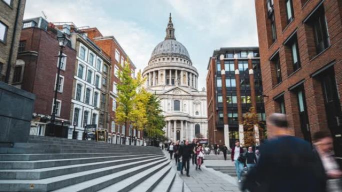 圣保罗大教堂的时间流逝，人群在英国伦敦市中心漫步