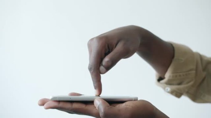 白色背景上男性手触摸智能手机屏幕的特写慢动作
