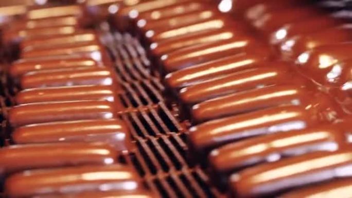 糖果在制造过程中被巧克力覆盖