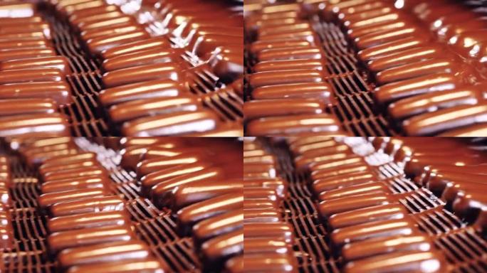 糖果在制造过程中被巧克力覆盖