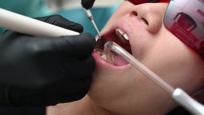 亚洲华裔女牙医在患者牙齿上注射