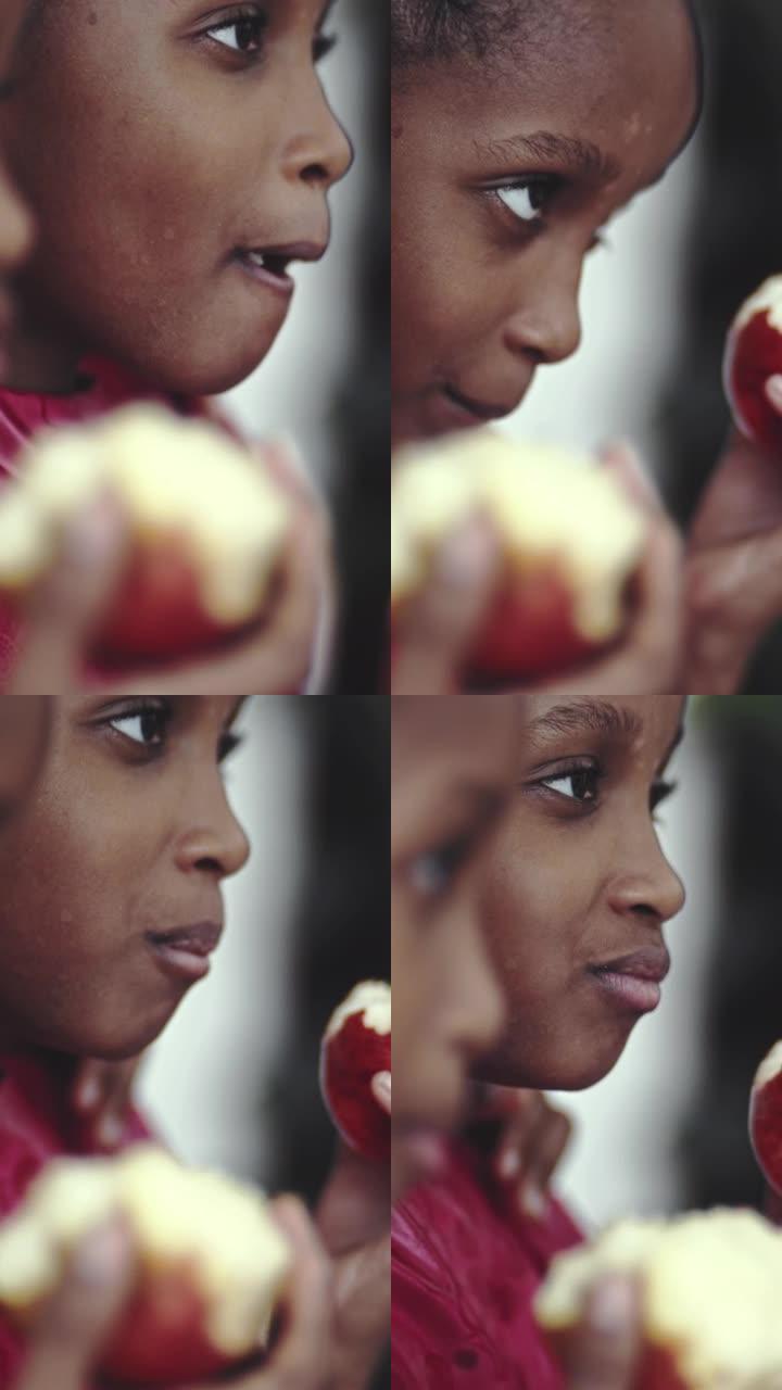 双胞胎女孩吃红苹果