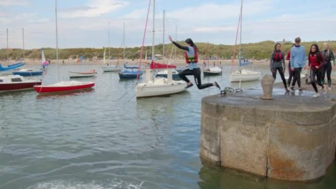 码头跳跃外国人跳水视频素材