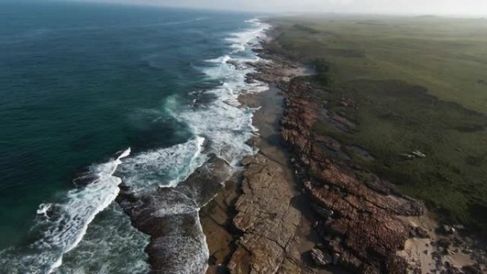 南非东开普省姆坎巴蒂自然保护区崎岖岩石海滩海岸线的鸟瞰图