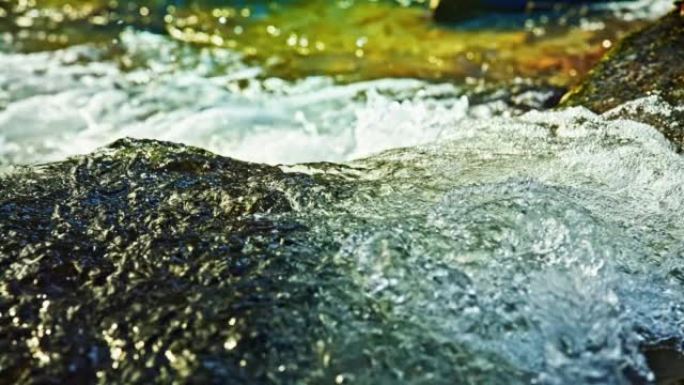 流经岩石的小溪生态水域湍急山水流动河水