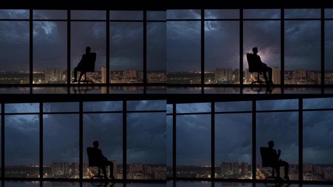 在多雨的城市背景下，坐在椅子上的那个人。时间流逝