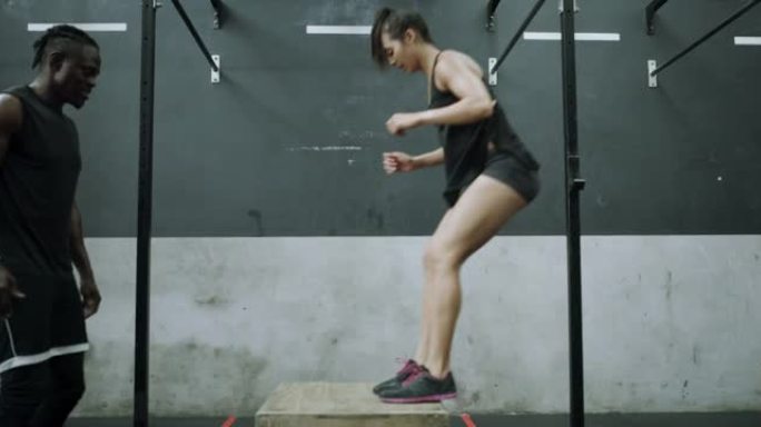 一个年轻男女在健身房一起跳箱的4k视频片段