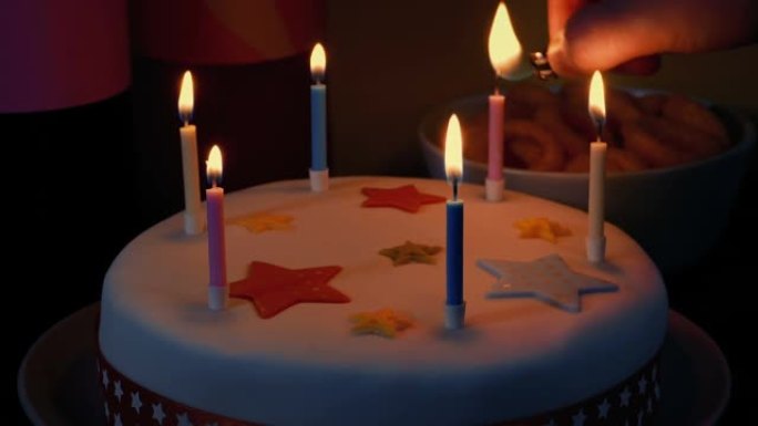 在黑暗中点燃生日蛋糕蜡烛