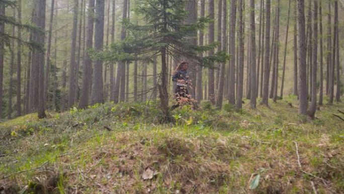 女人在大自然中慢跑穿过森林
