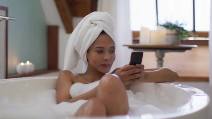 混血女人洗澡和使用智能手机