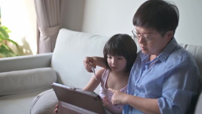 远程医疗亚洲华人母亲使用笔记本电脑与医生儿科医生沟通她的女儿的疾病