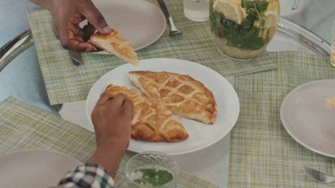 手拿苹果派家庭美食比萨