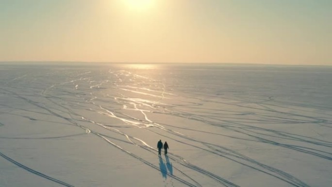 两位探险家在无尽的雪原中穿行
