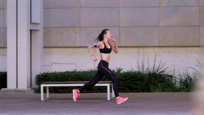 4k视频片段，一名年轻女子独自在城市慢跑