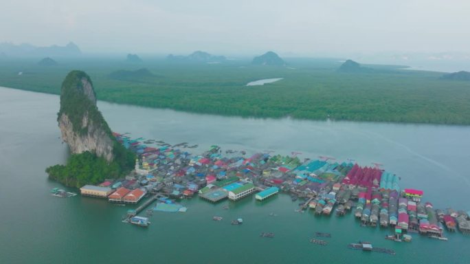 泰国攀牙湾Koh Panyee浮动村的鸟瞰图。
