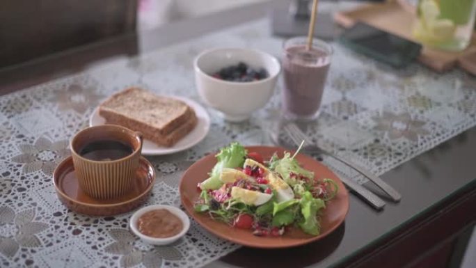 早晨健康食品沙拉，水果奶昔，餐桌上的烤面包