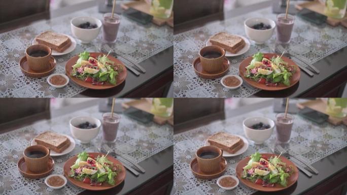 早晨健康食品沙拉，水果奶昔，餐桌上的烤面包
