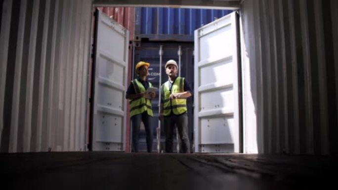 港口工人打开货运集装箱