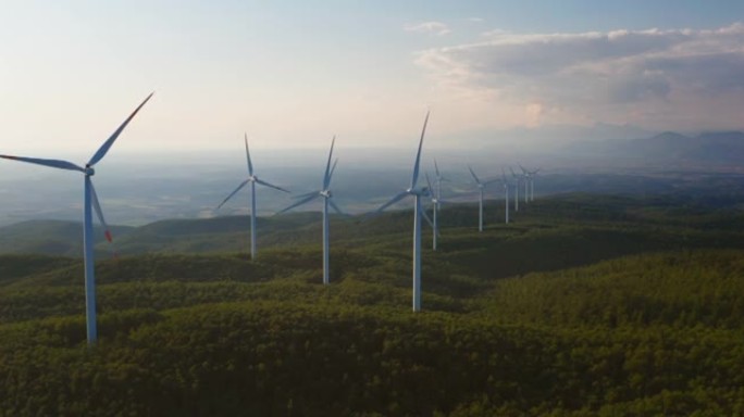 风车在风力作用下旋转的空中拍摄，并以绿色生态的方式向太阳照耀着地球产生可再生能源。