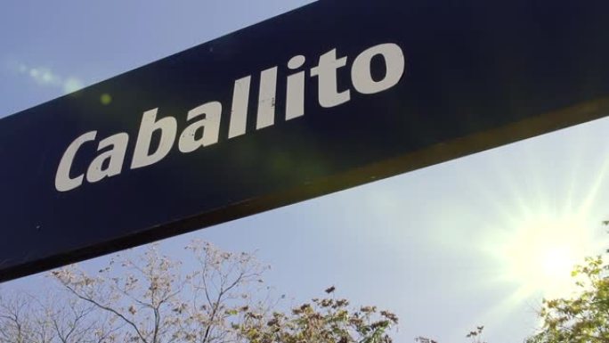 Caballi至火车站标志，caballi至邻里，布宜诺斯艾利斯，阿根廷。特写。