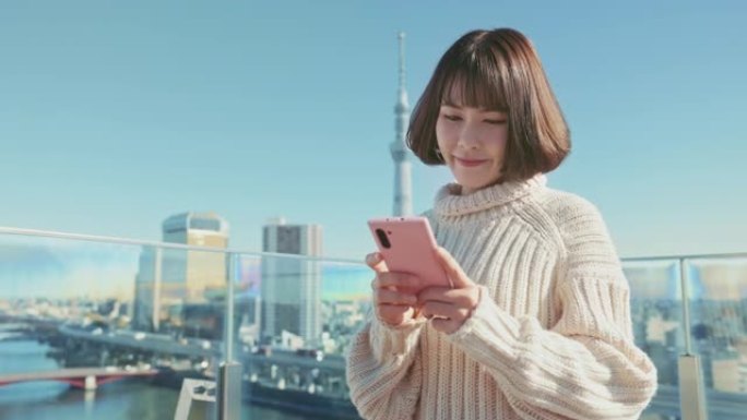 在日本东京旅行时使用智能手机的女性游客