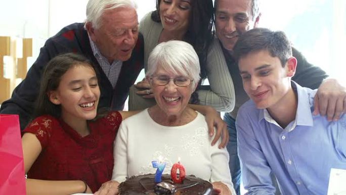 一家人一起庆祝70岁生日