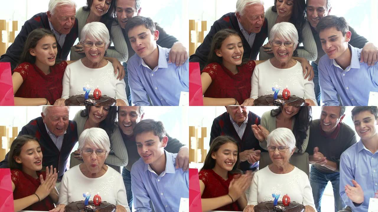 一家人一起庆祝70岁生日