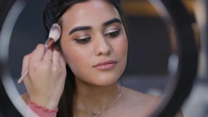 4k视频片段，一名年轻女子记录自己在家中用智能手机涂抹面粉
