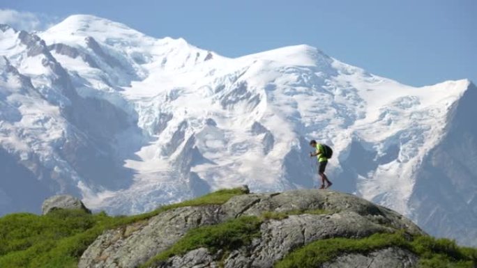 男子徒步旅行者在山上徒步旅行。勃朗峰背景