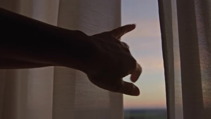 SLO MO Hand将窗帘移到侧面看窗外